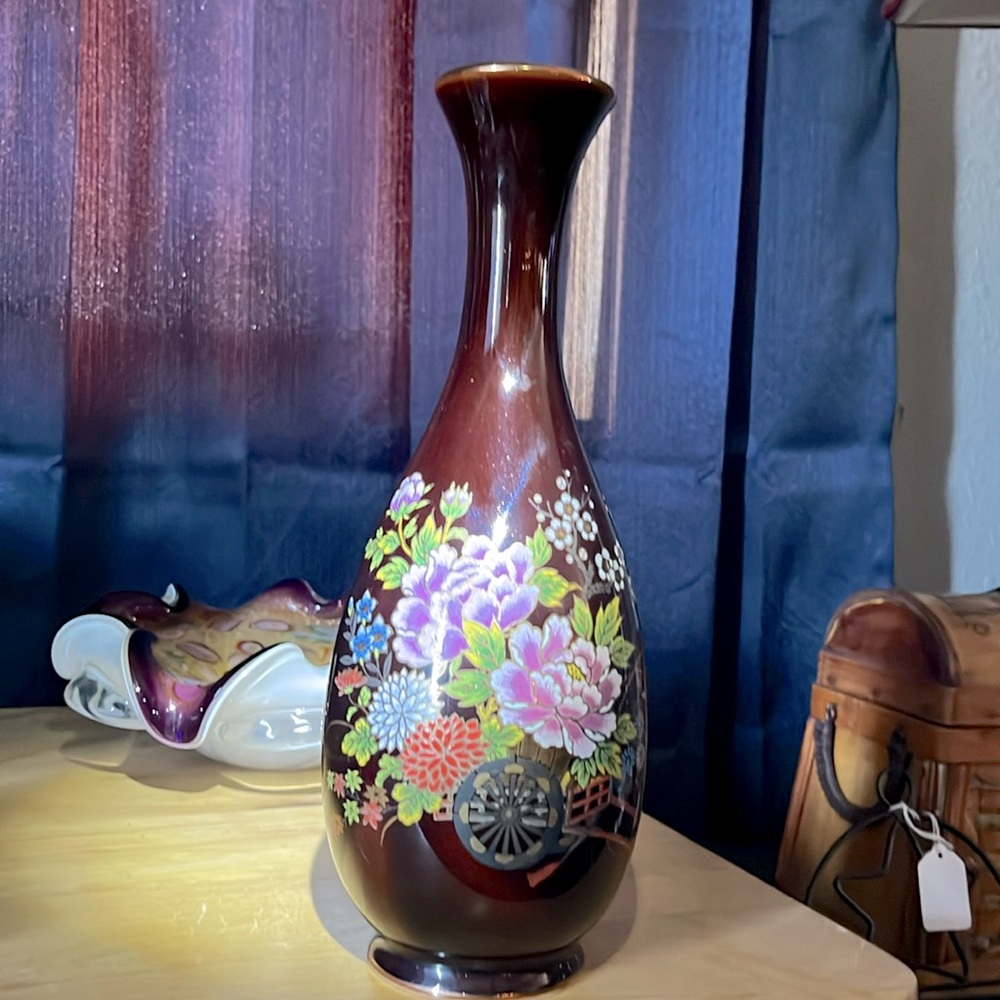 Beautiful Japanese vase flower cart 11” tall